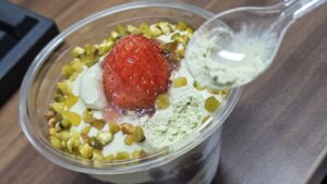 Read more about the article 맛폴리: 생딸기 피스타치오 컵.. 딸기 때문에 아쉬움!