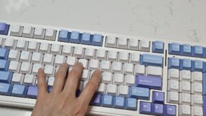 Read more about the article 독거미 AULA: F99 황축 (LEOBOG Smart Axis V3) 기계식 키보드 리뷰