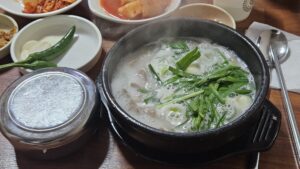 Read more about the article 논현 영동시장 맛집, 현대순대국: 국물은 good, 고기는 아쉬웠던 돼지국밥