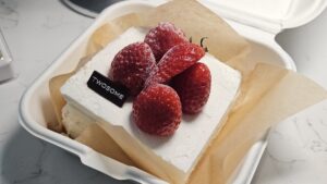 Read more about the article 투썸플레이스: 화나는 화이트 스초생 케이크 후기 (불만족)