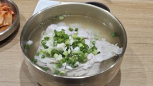 Read more about the article 깔끔한 돼지곰탕집, 명백집 분당점 (원조 옥동식과의 비교 소감)